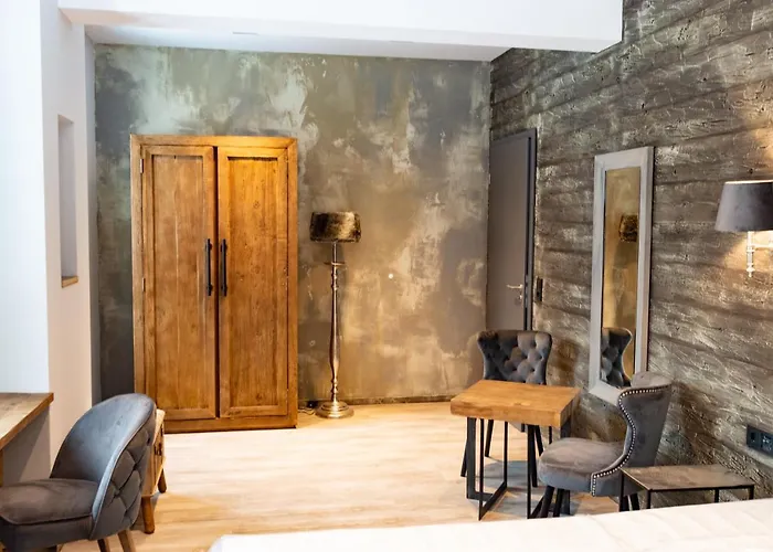 Strandberg's Ursprung: & Kitchen *